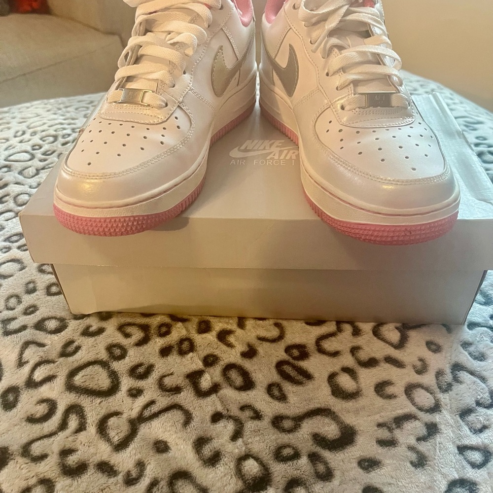 Nike Kids White Sneakers with Pink Highlights - Picture 4 of 5
